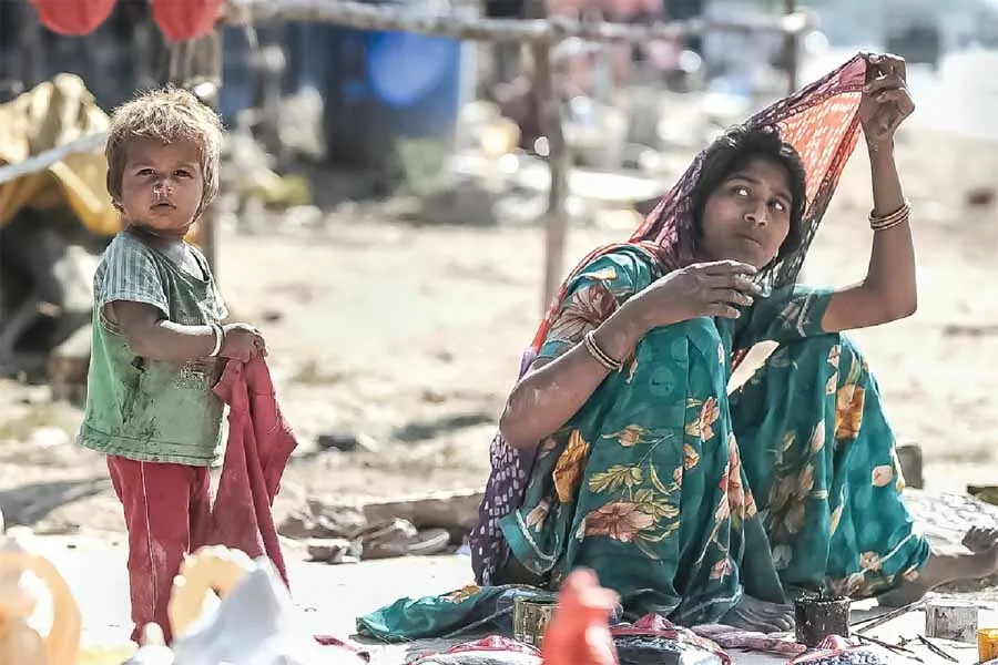 राजनीति में पिस रही गरीब जनता