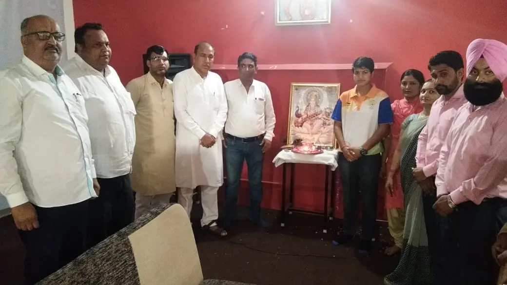 एशियाई गेम्स की बास्केटबॉल खिलाड़ी निशा शर्मा को सम्मानित
