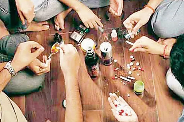 नशे की लत में बर्बाद होती युवा पीढी