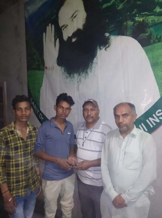 डेरा श्रद्धालु ने कीमती मोबाईल वापिस कर दिखाई ईमानदारी