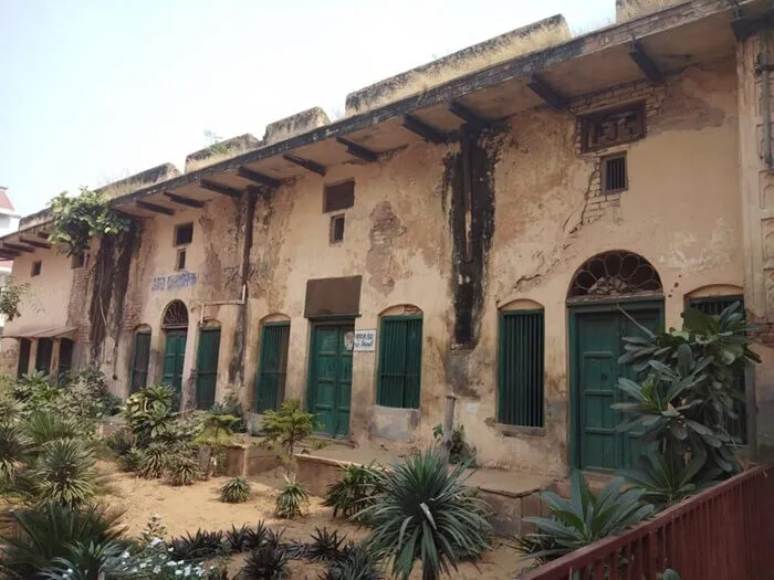 सौ साल पुराने खंडहर भवन के बाहर लिखा मॉडल प्राथमिक पाठशाला