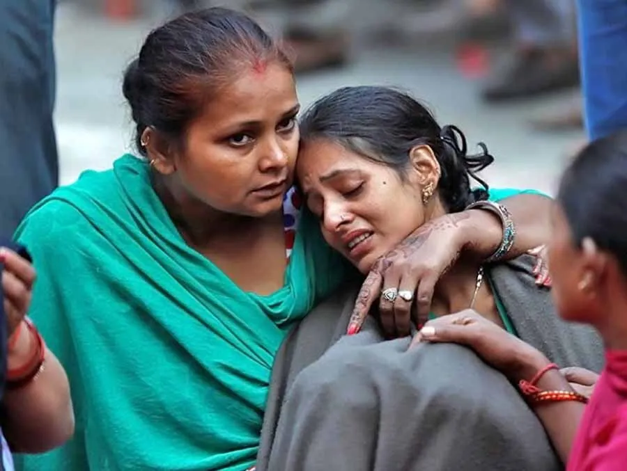 दुखों का टूटा पहाड़ व राजनीति