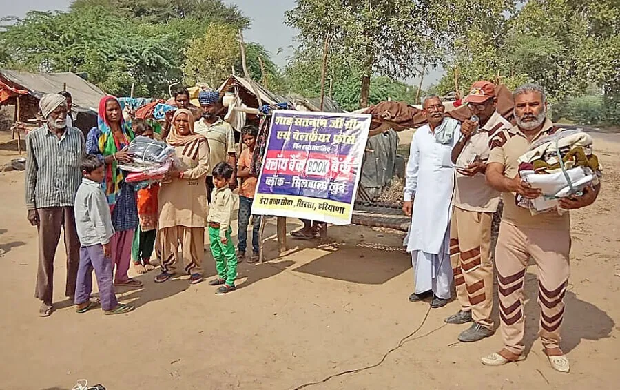 दस गांवों के जरूरतमंद परिवारों को 992 जोड़ी कपड़ों का वितरण