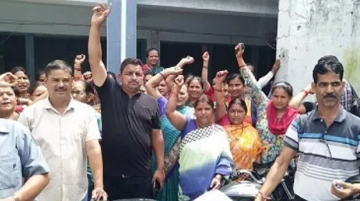 पेयजल संकट को लेकर लोगों का धरना प्रदर्शन