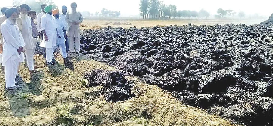 पराली की गठड़ियों को लगी आग, लाखों का नुक्सान