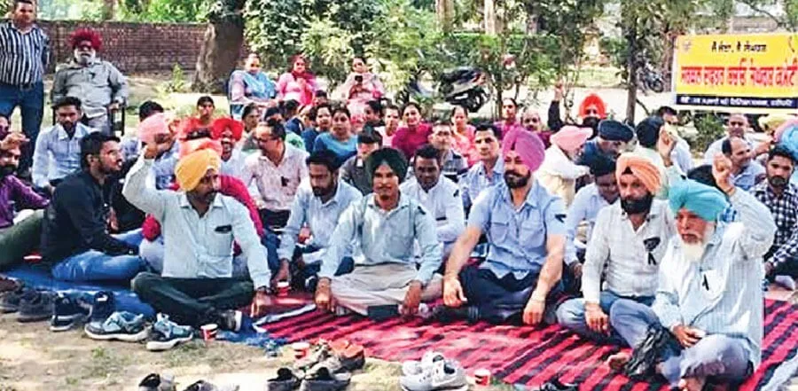 दफ्तर बचाओ संघर्ष कमेटी का धरना आठवें दिन भी जारी