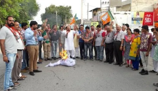भाजपा ने पंजाब सरकार का फूंका पुतला, प्रदर्शन