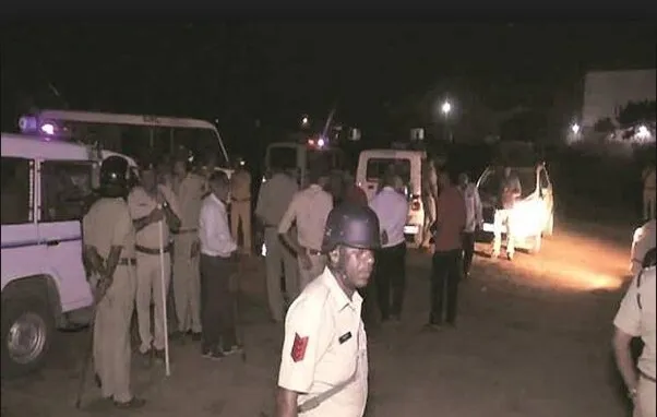 गुजरात: हमले के डर से पलायन कर रहे उत्तर भारतीय मजूदर