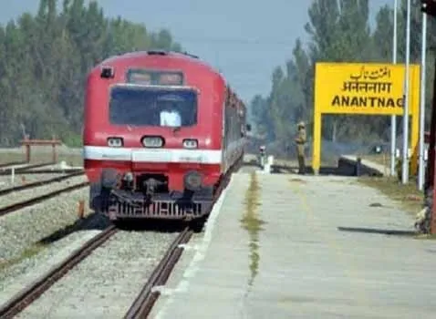 कश्मीर घाटी में ट्रेन सेवा स्थगित