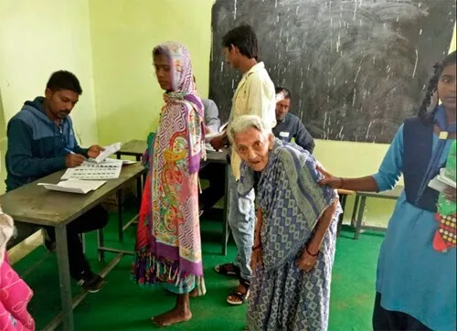 छत्तीसगढ़: पहले चरण की 18 सीटों पर मतदान जारी