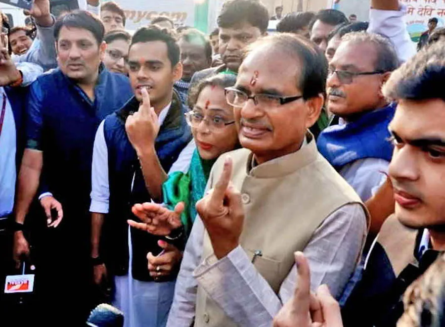 चुनाव : मप्र में 1 बजे तक 28% मतदान: मुख्य निर्वाचन अधिकारी जहां वोट डालने पहुंचे, वहीं खराब हुई मशीन
