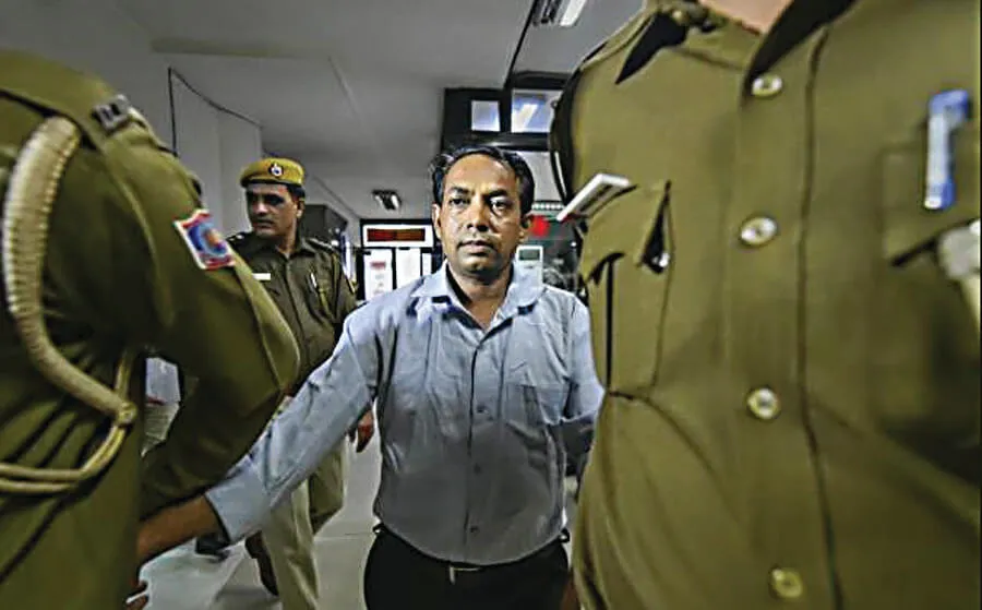 केजरीवाल पर मिर्च से हमला करने वाले शख्स के खिलाफ FIR दर्ज