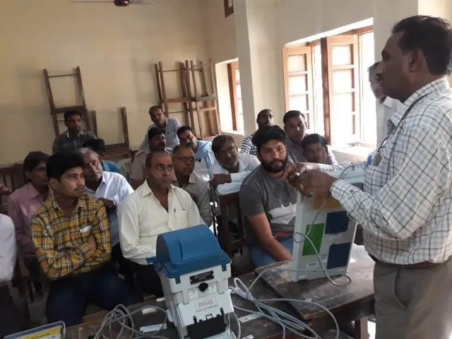 कठपुतली, वाहनों पर लगे बैनर मतदाता जागरूकता का दे रहे है संदेश