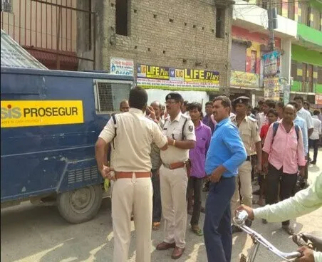 गनमैन को गोली मारकर कैश वैन से लूटे 50 लाख रुपए