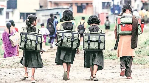 बस्तों का बोझ कम होने से लौटेगा बचपन