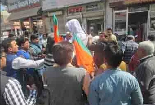 वोट डलवाने को लेकर भाजपा-कांग्रेस के समर्थक भिडे