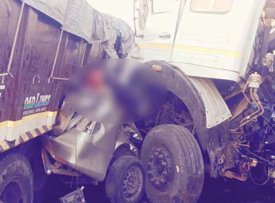 दो ट्रकों की टक्कर के बीच में आई कार, एक ही परिवार के 10 लोगों की मौत