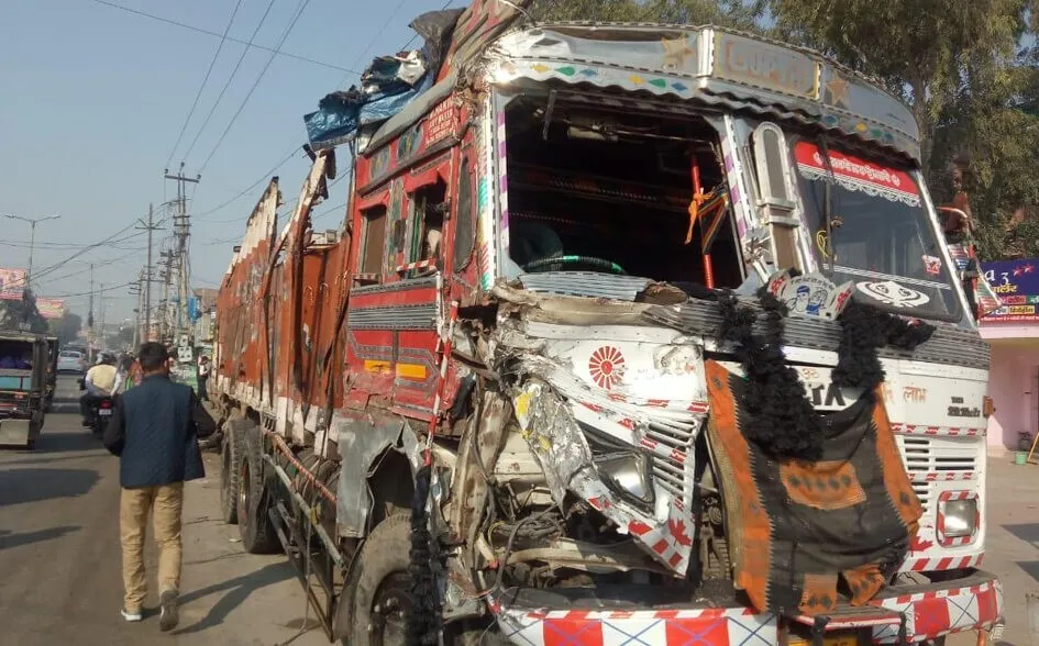 कॉर्टन से भरा ट्रक पलटा, दो स्ट्रीट पोल तोड़े