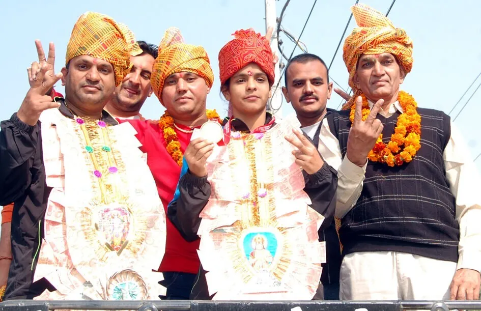 तमिलनाडू से स्वर्ण पदक जीतकर लौटी सविता का स्वागत