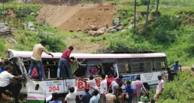 तेलंगाना में बस पलटी, 30 घायल