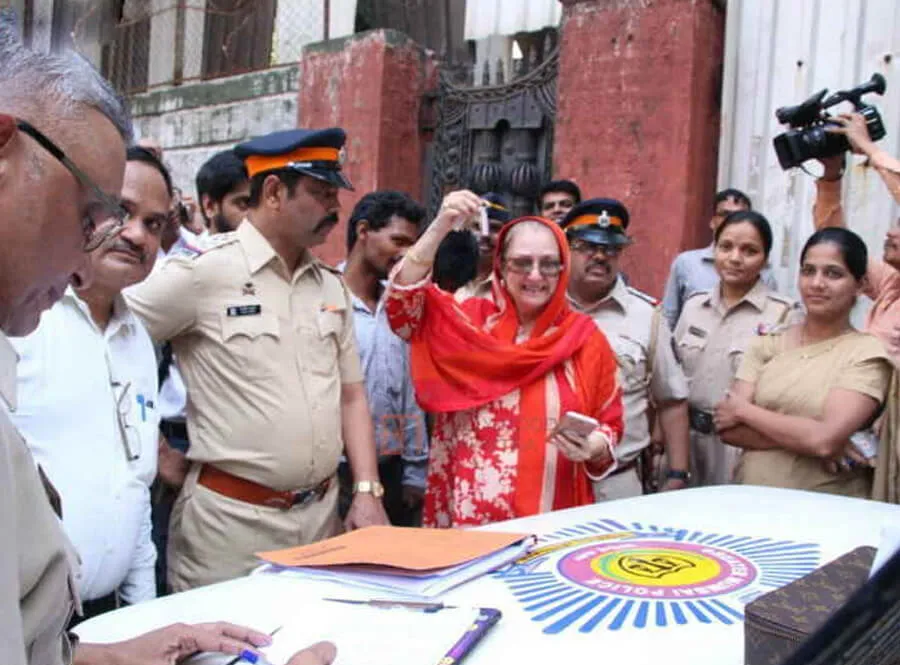 दिलीप कुमार की पत्नी ने मोदी से मांगी मदद, कहा- जेल से निकला भू-माफिया दे रहा धमकी