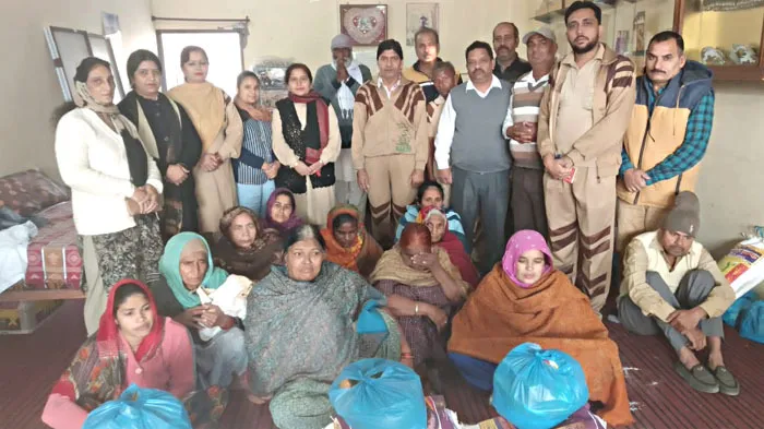 फूड बैंक से 15 जरुरतमंद परिवारों को बांटा एक माह का राशन
