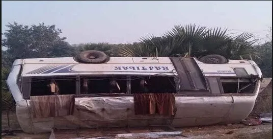 गया में स्कूली बस पलटी, 20 से अधिक बच्चे घायल