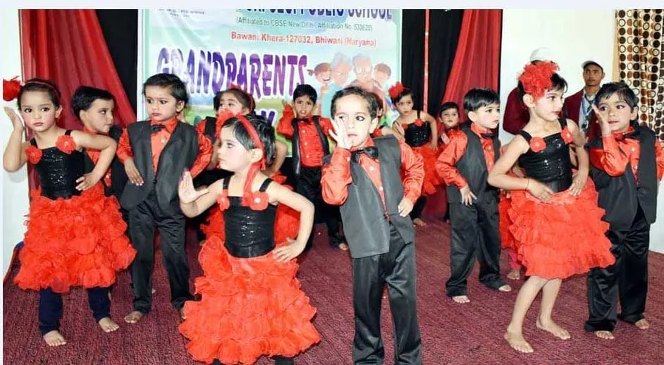 कार्यक्रम। बच्चों ने ग्रांड पेरेंट्स पर आधारित लघु नाटक का भी किया मंचन