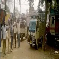 दुकानों के आगे वाहन खड़े करने से दुकानदार परेशान