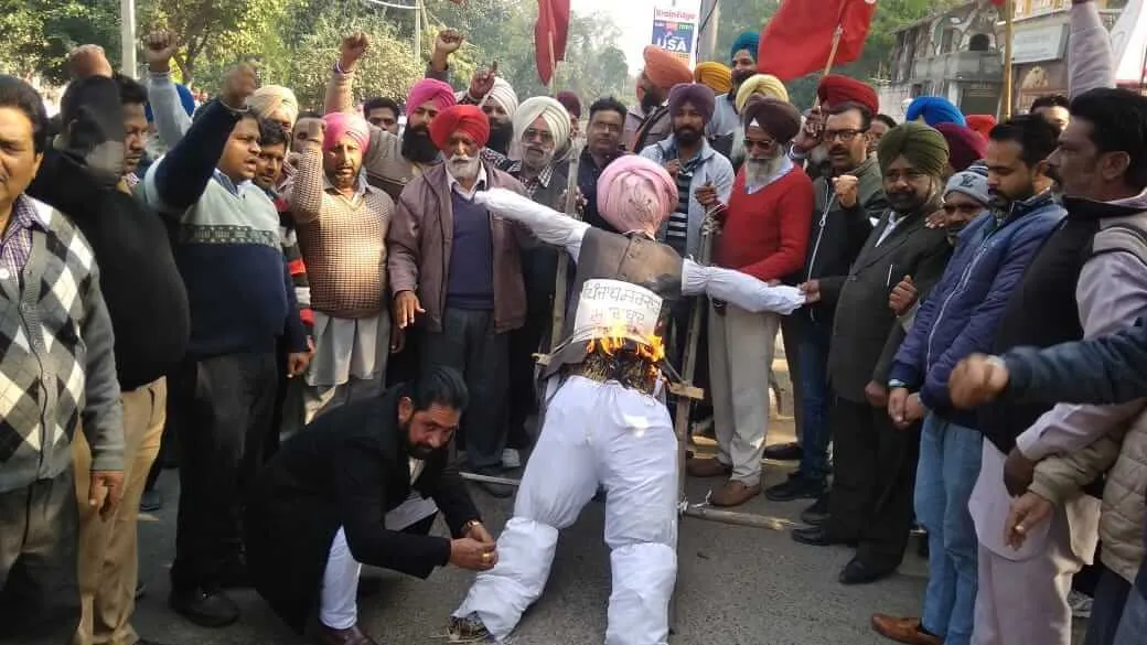पंजाब यूटी इम्पलॉईज व पैंशनर एक्शन समिति ने किया पुतला फूंक प्रदर्शन