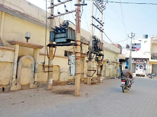 अस्पताल के गेट के पास लगा ट्रांसफार्मर मरीजों के लिए बना परेशानी