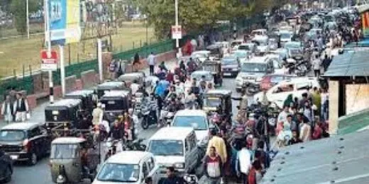 कश्मीर: चार दिन बाद जन-जीवन पटरी पर लौटा