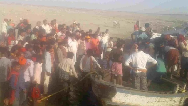 बलिया में ट्रैक्टर-ट्राली गंगा नदी में गिरी, डूबने से चालक की मृत्यु