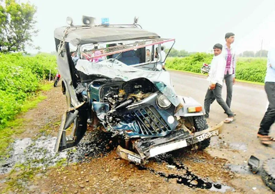 हादसा: ट्रक से भिड़ी जीप, 4 की मौत