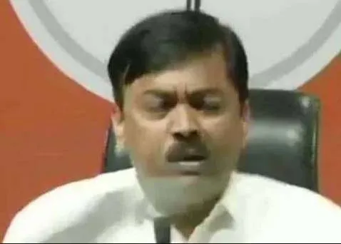 भाजपा महासचिव एवं प्रवक्ता पर जूता फेंका गया