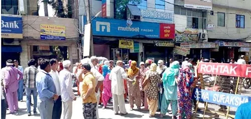 रोष। जनस्वास्थ्य विभाग कार्यालय के बाहर महिलाओं ने फोड़ा मटका
