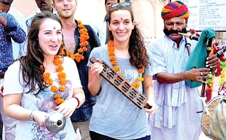 चुनाव भी आकर्षित कर रहे हैं विदेशी सैलानियों को