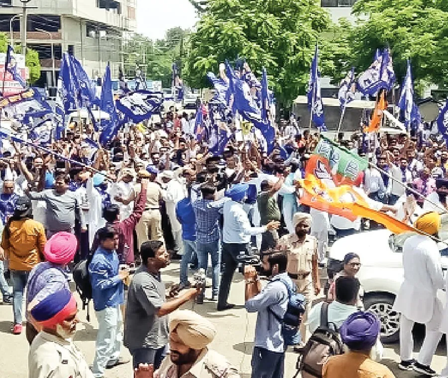 बसपा व भाजपा समर्थकों में टकराव, उपायुक्त दफ्तर के बाहर हंगामा
