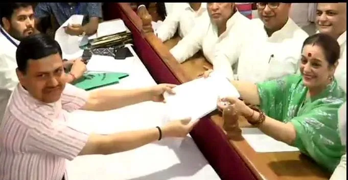 लखनऊ सीट से गठबंधन प्रत्याशी पूनम सिन्हा ने दाखिल किया नामांकन