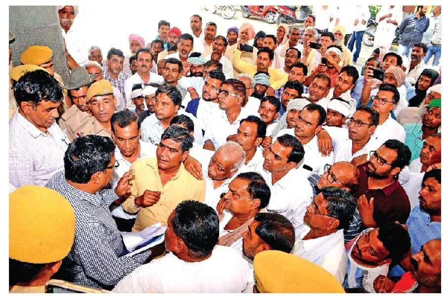 व्यापारियों व किसानों ने जिला कलक्ट्रेट पर किया प्रदर्शन
