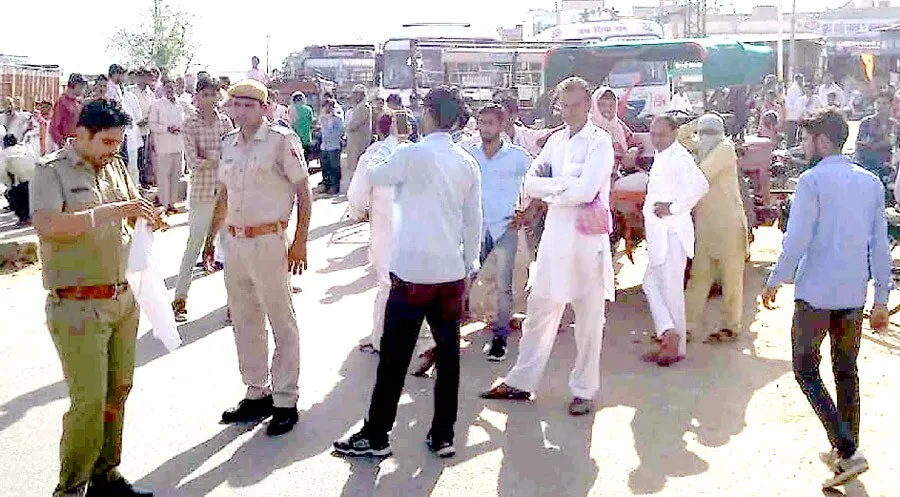 रोष प्रदर्शन करते हुए किसानों ने लगाया जाम