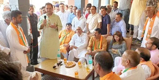 क्षेत्र विशेष व चाटूकारों तक सीमित रहे पूर्व सांसद : बृजेंद्र सिंह