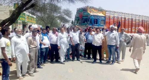 खरीद न होने से क्षुब्द किसानों ने सरकार व प्रशासन के खिलाफ नारेबाजी
