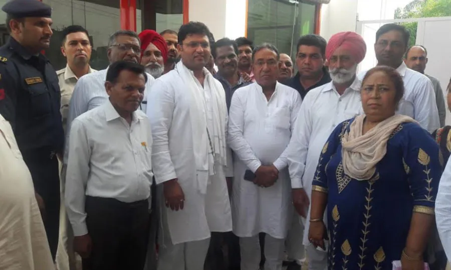 डॉ. अशोक तंवर पूर्व ओएसडी केवी सिंह को मनाने पहुंचे डबवाली