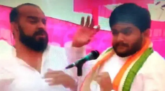चुनावी सभा को संबोधित कर रहे हार्दिक पटेल को मारा तमाचा