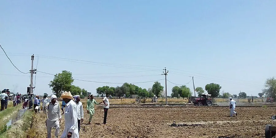 स्पार्किंग से खेत में खड़ी फसल को नुकसान