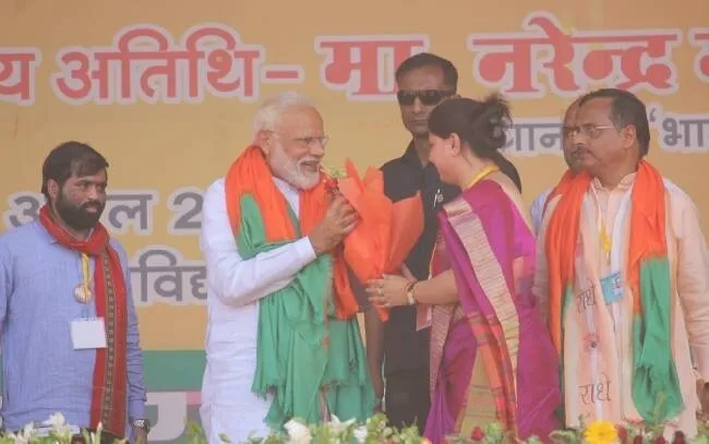 बाराबंकी में प्रधानमंत्री नरेंद्र मोदी को गुलदस्ता देकर सांसद प्रियंका ने दूर की नाराजगी