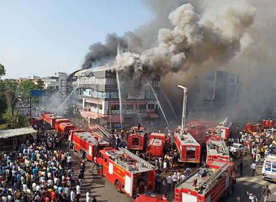सूरत की एक इमारत में लगी भीषण आग, 19 की मौत