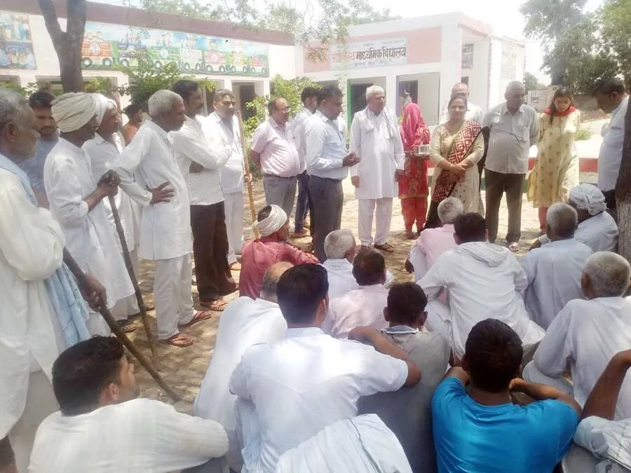 डीईओ ने किया 4 अध्यापकों का तबादला, तब माने ग्रामीण