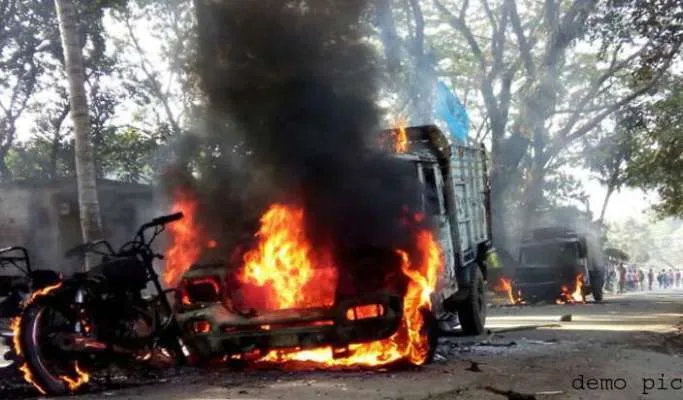 भाकपा माओवादियों ने दो वाहनों में लगायी आग